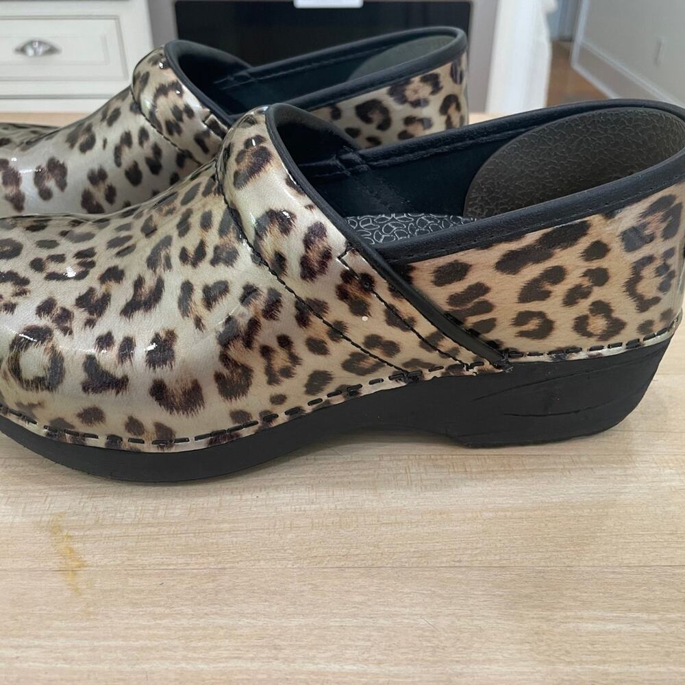 Women’s Size 38/7.5 Leopard Print Dansko Pro XP 2.0 Clogs